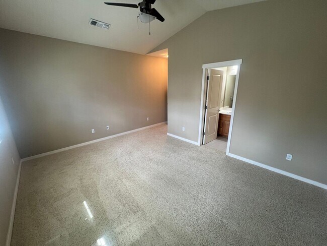 Building Photo - Beautiful 3 bed 3.5 bath Townhouse with A/C in Mountain View. Blocks from Downtown.