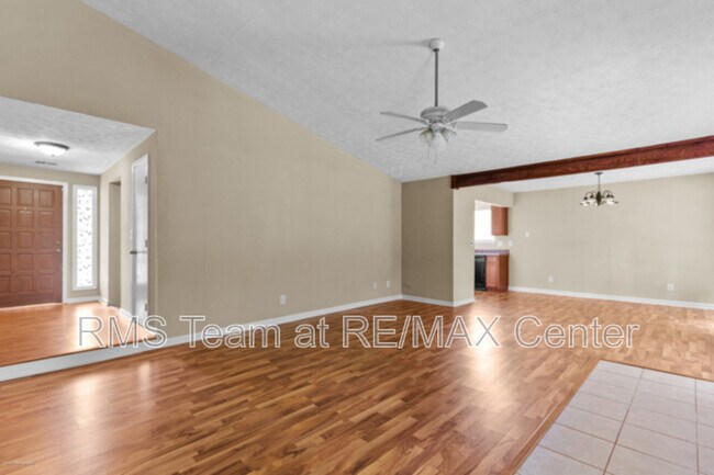 Building Photo - 625 Oxford Hall Dr SW