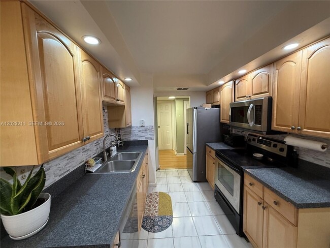 Building Photo - 450 Commodore Dr