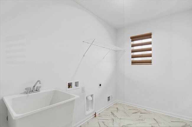 Building Photo - 709 Risdon Trail S