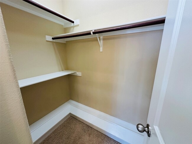 Building Photo - 21927 Field Green Dr