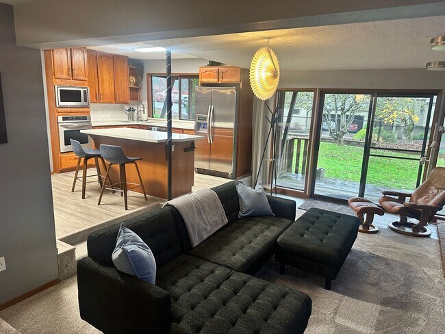 Building Photo - Super Comfortable Furnished Short term rental