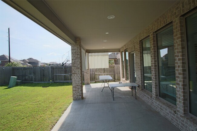 Building Photo - 24727 Tanoureen Dr