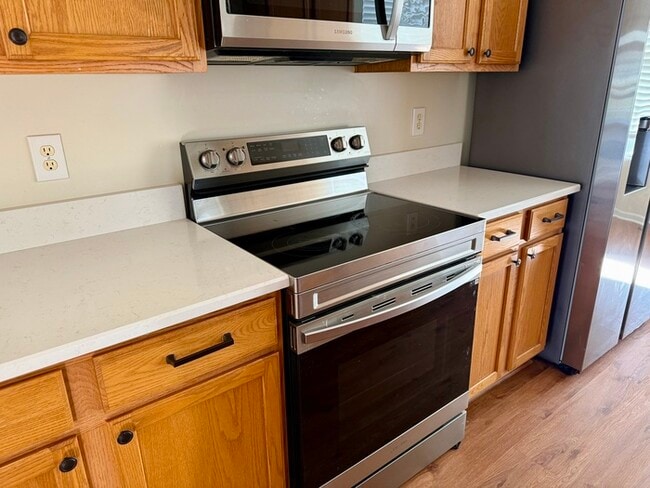 Building Photo - Beautiful 3BR 3BA Townhouse • Updated Kitchen • Deck • 2-Car Garage in Beavercreek