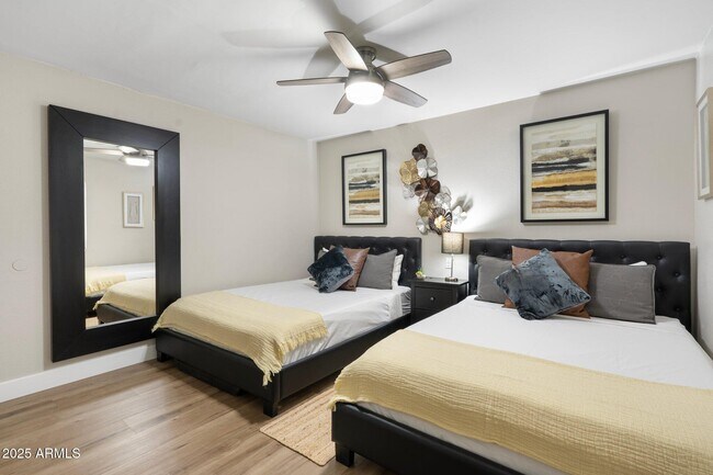 Building Photo - 8570 E Indian School Rd