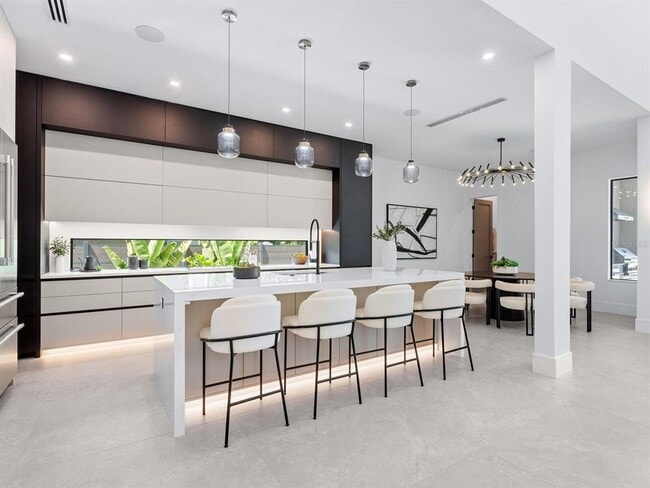 Building Photo - 2467 Hyde Park St