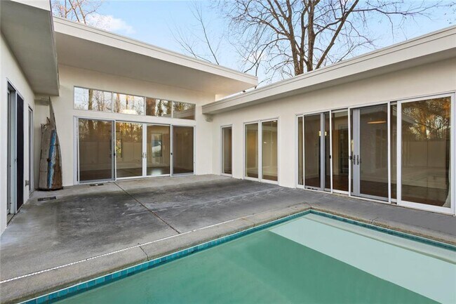 Building Photo - 935 Custer Ave SE