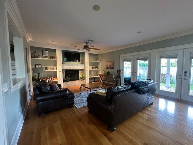 Building Photo - ** 3/2.5 Private Oasis Furnished or Unfurn...