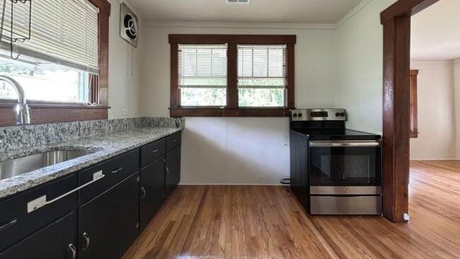 Building Photo - 3 bedroom / 1 bath ~ Renovated Home