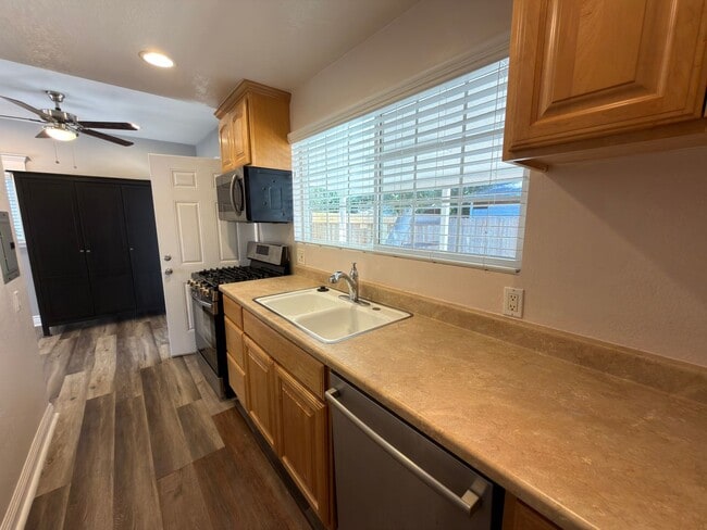 Building Photo - 418 E La Veta Ave