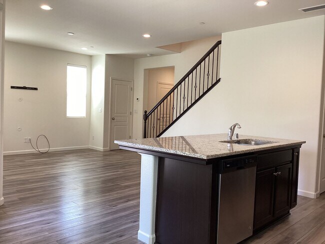 Building Photo - 2573 Daisy Dr