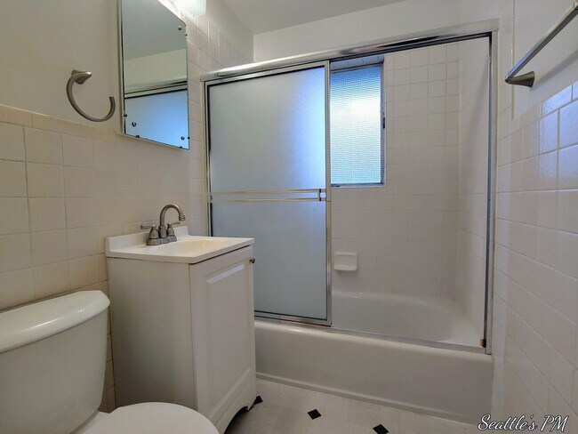 Building Photo - Beautifully Updated 4 Bedroom Home in Sherdian Beach- Includes Beach Club Access