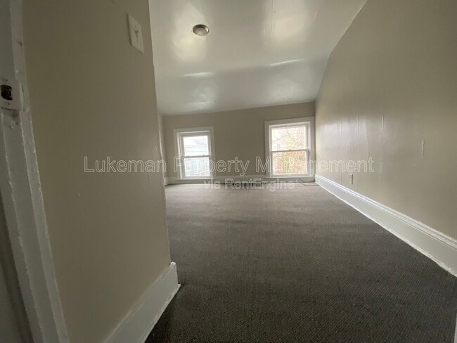 Building Photo - 415-417 W Oak