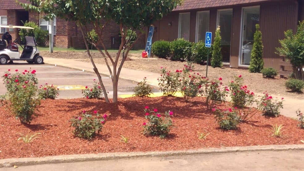 Building Photo - Country Club