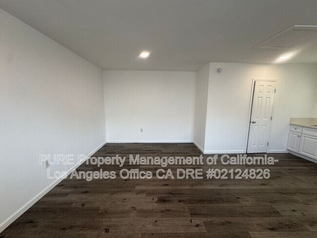 Building Photo - 10977 1/2 Pope Avenue
