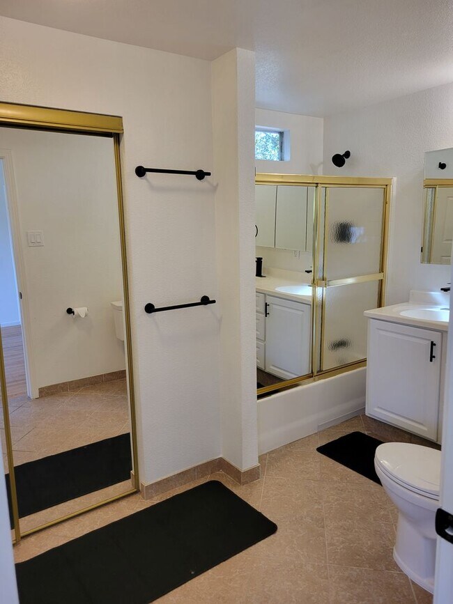 Building Photo - AVAILABLE NOW! 3 BEDROOM/2 BATH IN FAIRFIELD