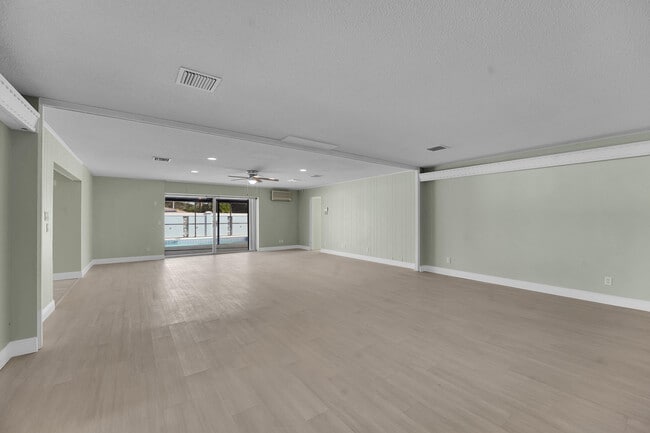 Building Photo - 154 SE Naranja Ave