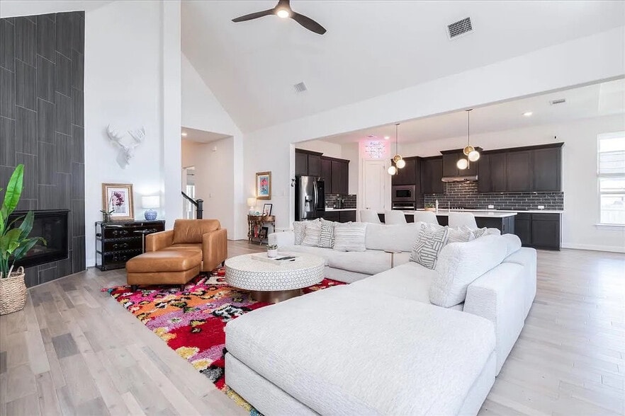 Building Photo - Room in House on Fresno Ave