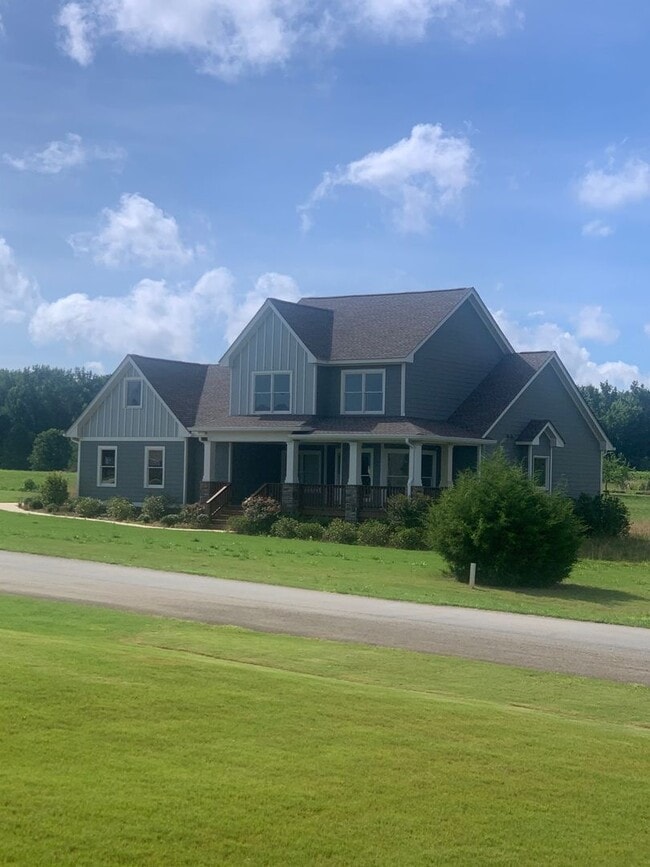 Building Photo - Nice house in Eatonton, close to the lake.