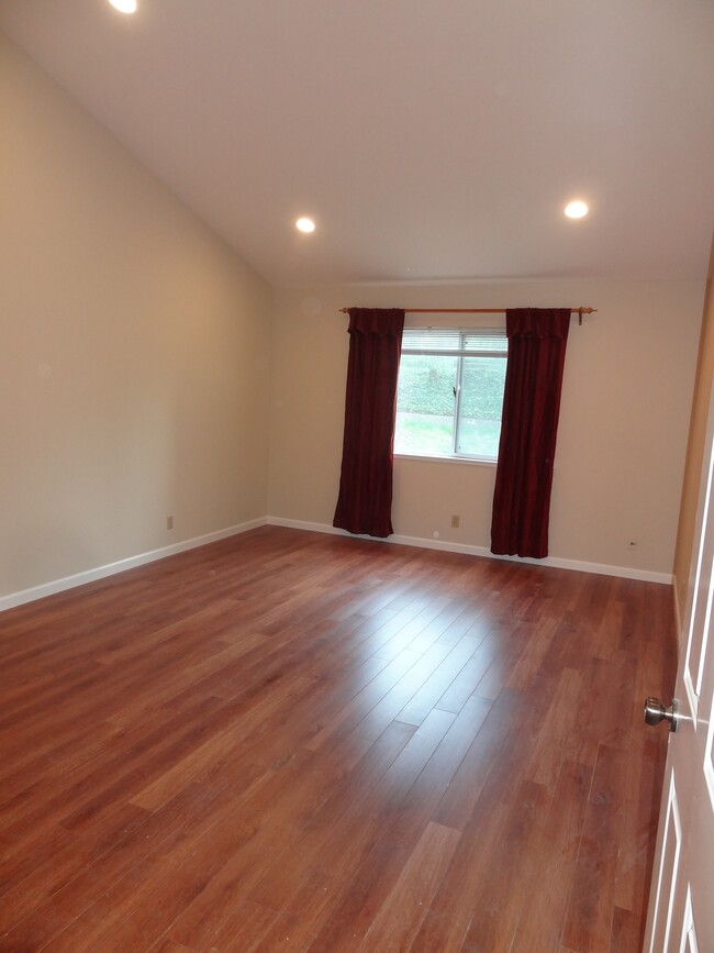 Building Photo - 161 Lynx Ct