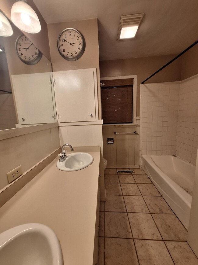 Building Photo - 2217 W 5th Ave