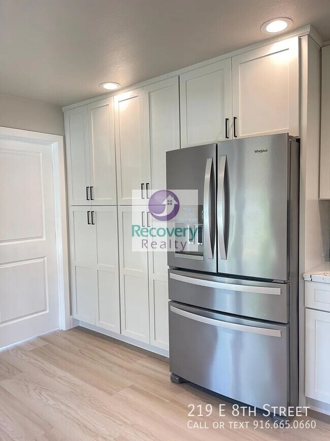 Building Photo - 219 E 8th St