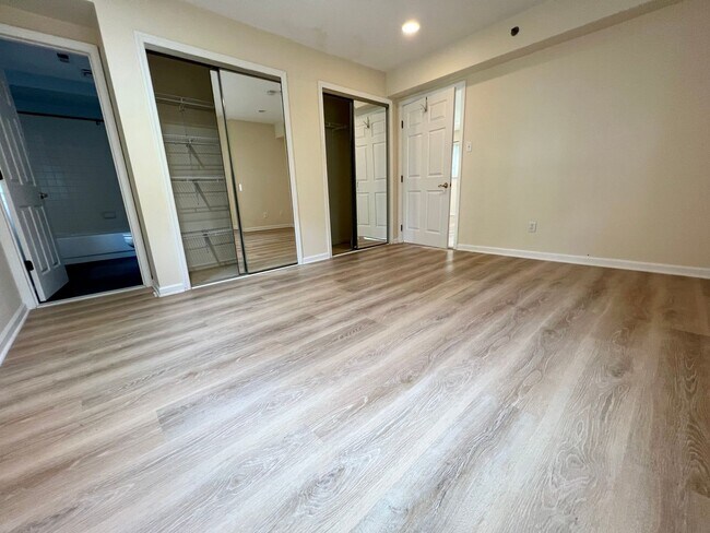 Building Photo - Stunning 1-Bedroom Apartment on the Main Line! Available Mid-October!