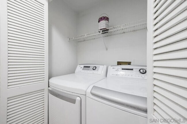 Building Photo - 7565 Charmant Dr