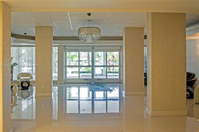 Building Photo - 1833 S Ocean Dr