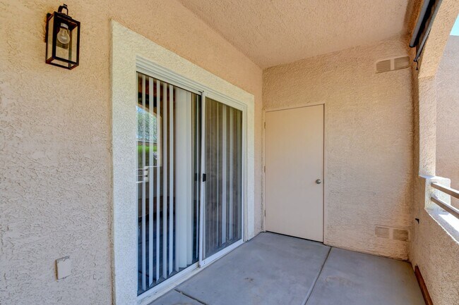 Building Photo - Beautiful 2BR / 2BA Renovated / Modern Con...