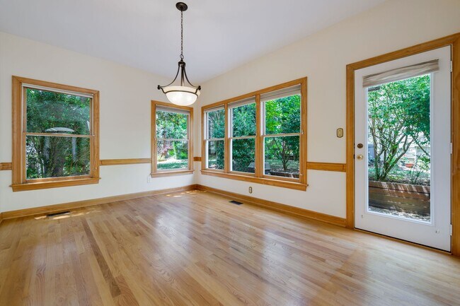 Building Photo - Light filled 2 bed, 2.5 bath townhome with garage minutes from UNC