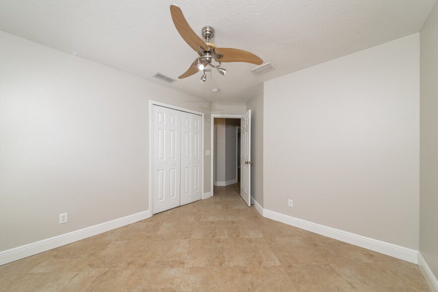 Building Photo - 12147 Warwick Cir