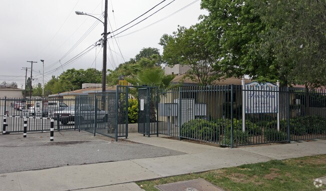 Primary Photo - Acacia Apartments