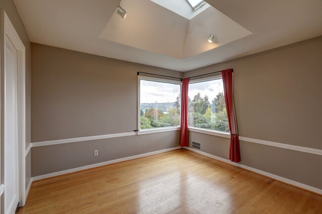 Building Photo - Unique Laurelhurst 3 Bedrooms with 2 Bathr...