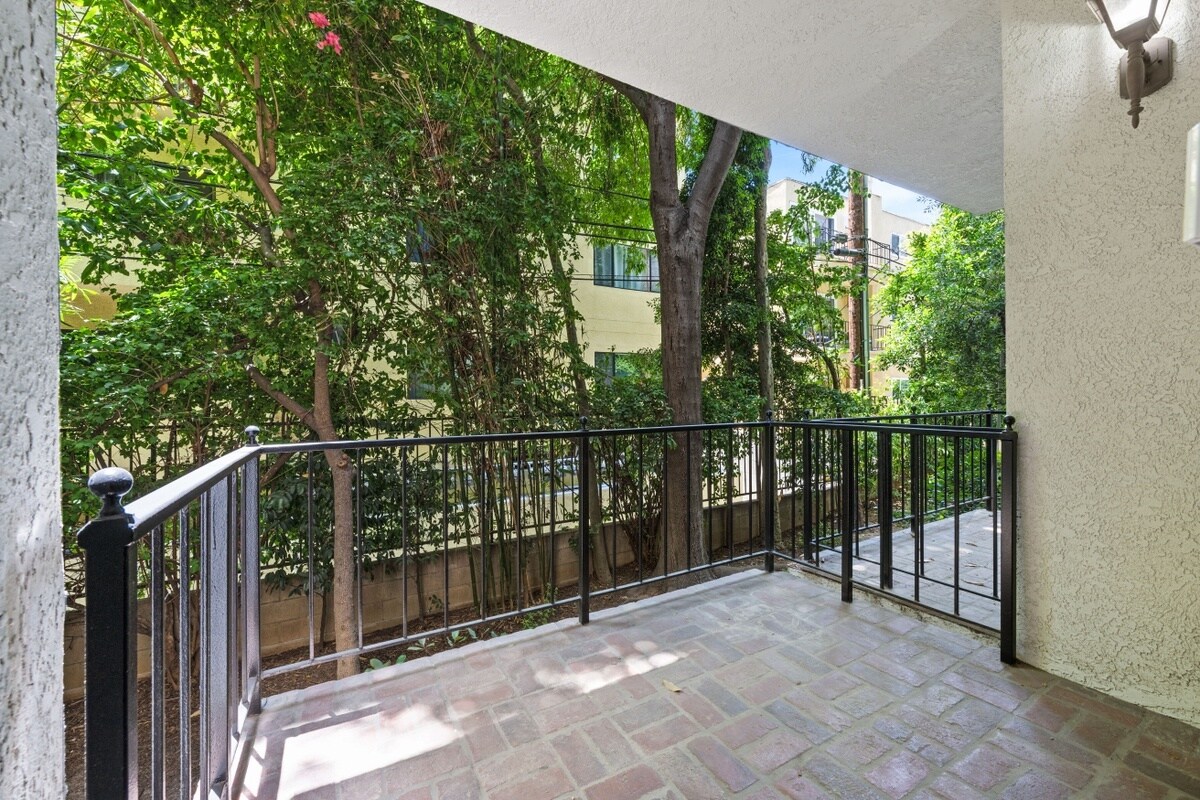 Building Photo - 1375 Kelton Ave