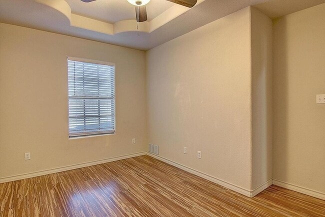 Building Photo - 2910 Santa Ana St