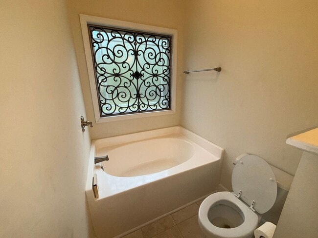 Building Photo - Beautiful 4 bedroom, 2 bath house