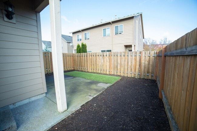 Building Photo - Newer Construction Townhome in Canby