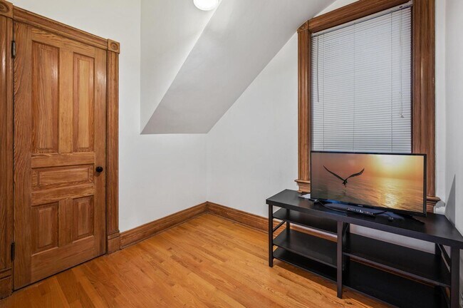 Building Photo - 3619 N Janssen Ave