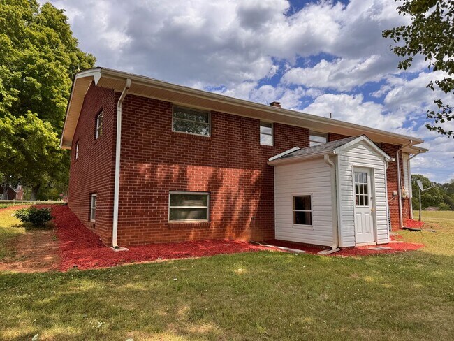 Building Photo - 3 Bed, 1.5 Bath brick home located on Gallimore Town Rd