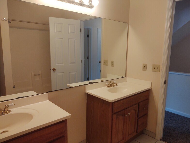 2nd floor bathroom with 2 vanities. - 251 Knight Dr
