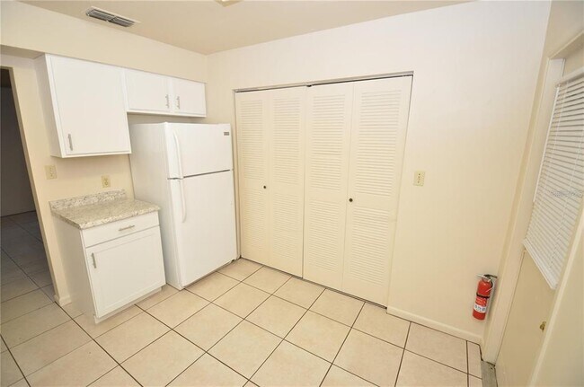 Building Photo - 1428 E Fern Rd
