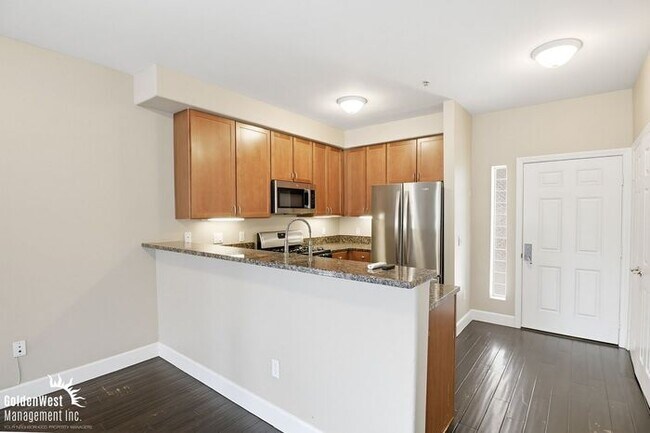 Building Photo - Modern 2Bdm 2Ba Condo in the Heart of Bank...