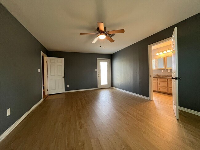 Building Photo - Ready for move in