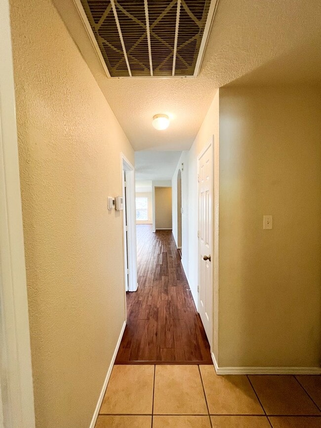Building Photo - Available NOW!!!! Open floor plan features...