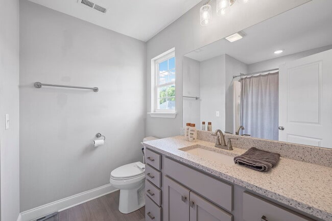 Building Photo - 631 NE Bellingham Dr