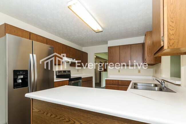 Building Photo - 8688 Deer Hollow Dr