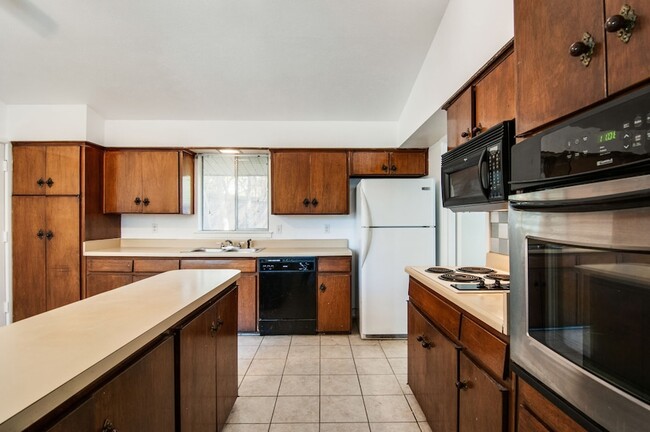 Building Photo - 9023 Pinewood Dr