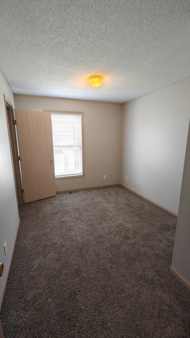 Building Photo - 10630 N Locust Ct