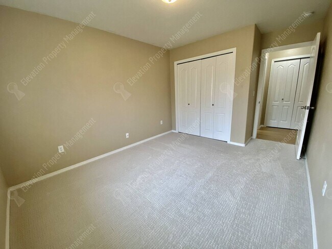 Building Photo - Single-Level home in NE Redmond with fenced backyard!